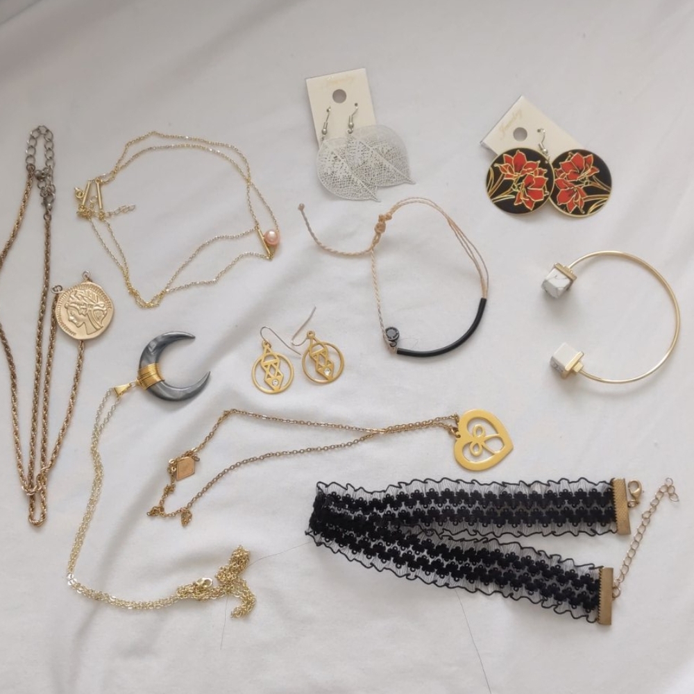 Assorted jewelry bundle
